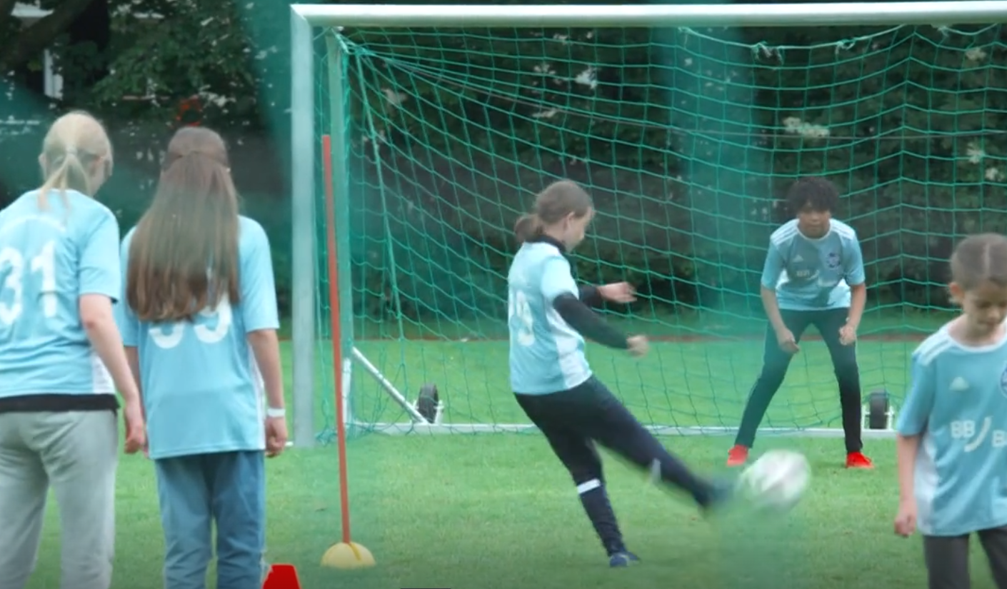 DFB-Vize Sinning besucht  „Mädchen an den Ball“
