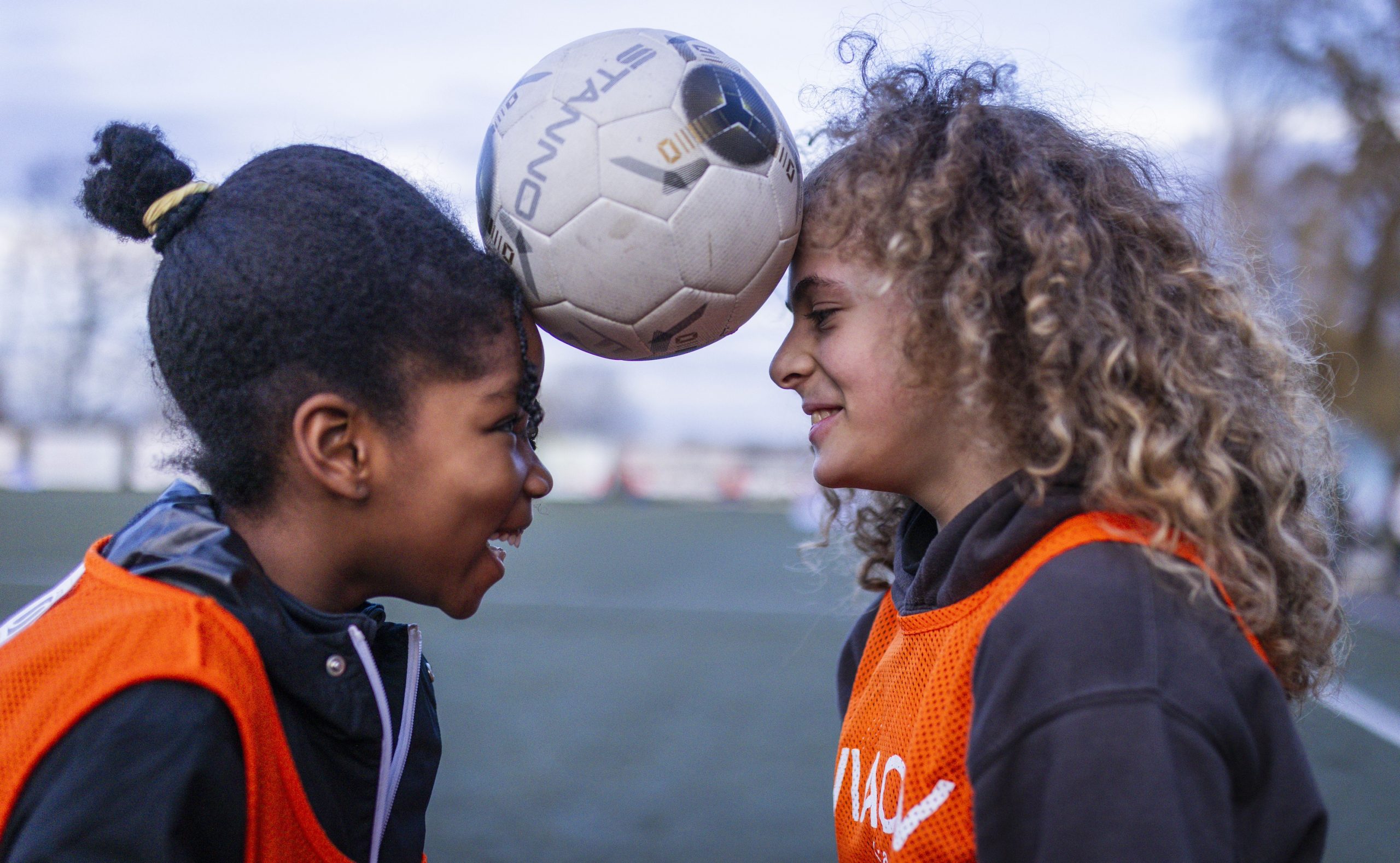 Das sind wir: Lerne Mädchen an den Ball kennen!