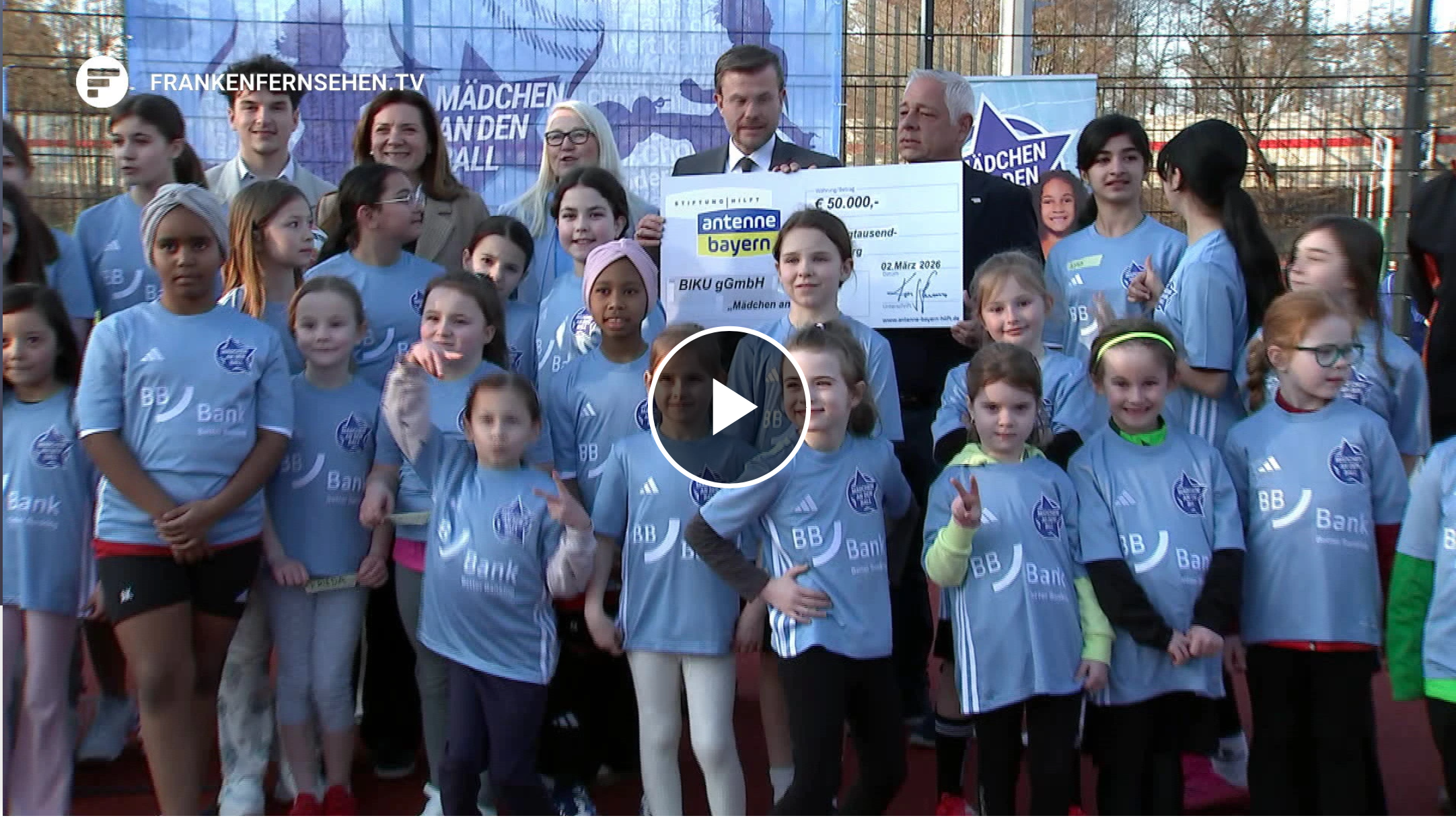 Mädchen vom Fußballprojekt Mädchen an den Ball zusammen mit Anna Seliger, Gründerin den Projekts und Vertretern der Stadt Nürnberg, Antenne Bayern und der BB Bank bei der Eröffnung.